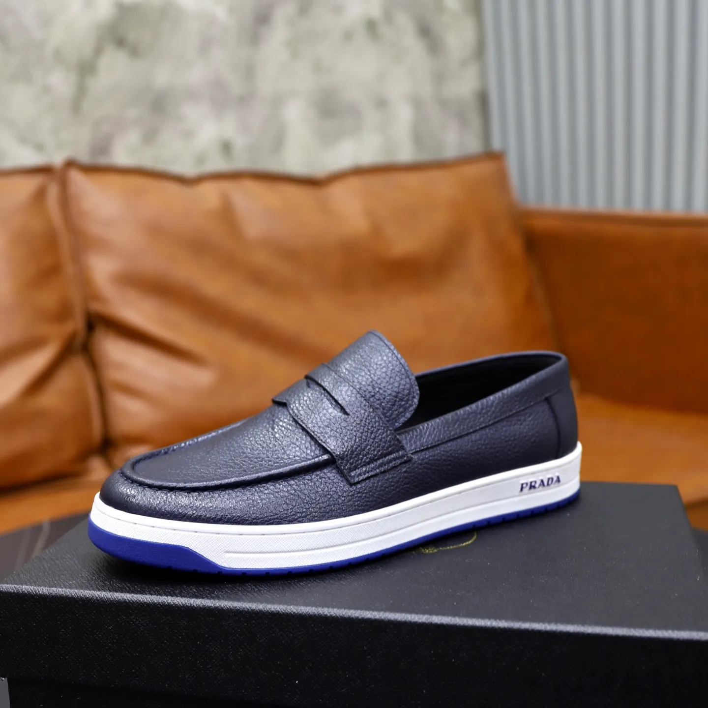 Factory price: 💰640 Prada classic men’s lace-up casual shoes | Imported cowhide upper | Upper stitching layered design, light and breathable | Soft and comfortable | Decorated with PRADA letters on the side | Distinctive sports style, showing the brand style | Lightweight concave and convex pattern rubber soles | Matched with cowhide foot pad lining | Excellent foot feel, fashionable and elegant | Size: 38-44 (45 customized)